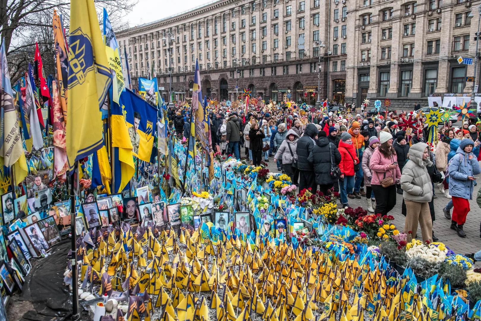 Tradycyjny marsz z gwiazdami bożonarodzeniowymi w Kijowie. Fot. PAP/Vladyslav Musiienko