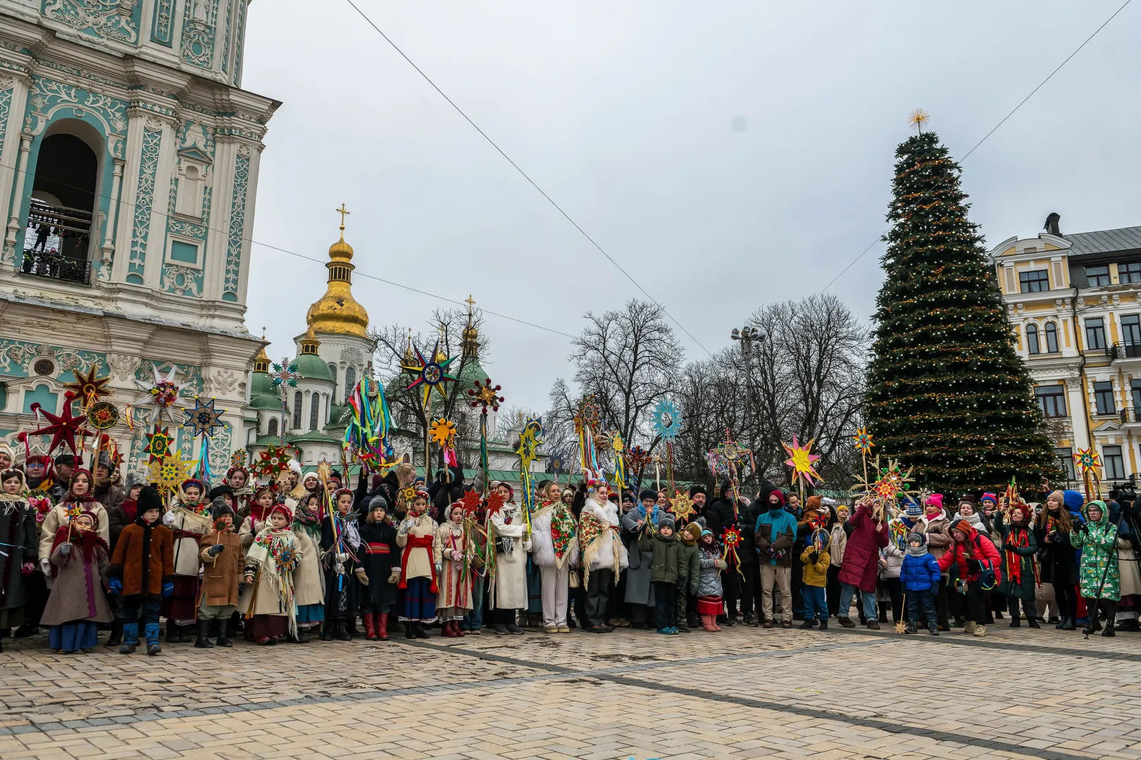 Tradycyjny marsz z gwiazdami bożonarodzeniowymi w Kijowie. Fot. PAP/Vladyslav Musiienko