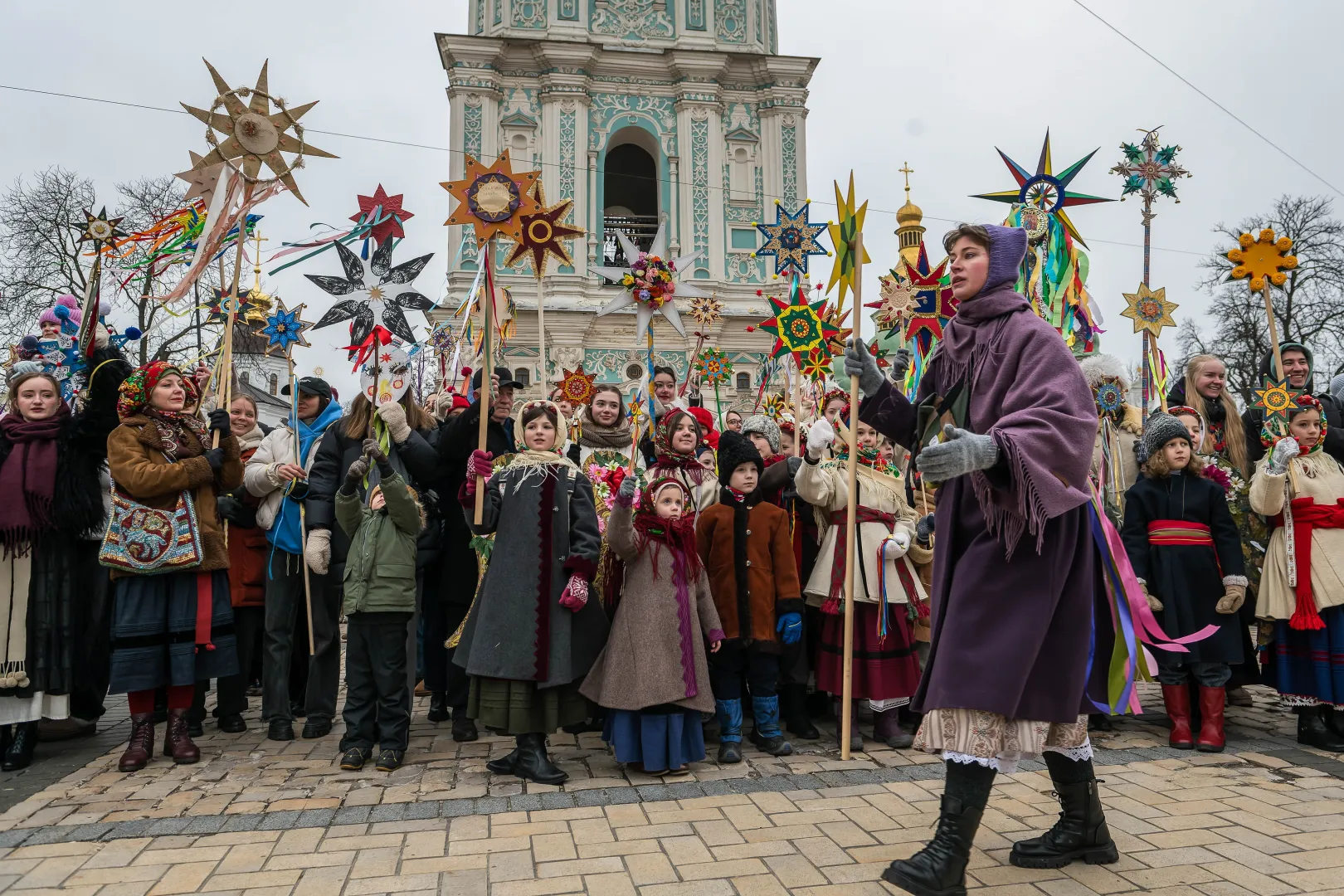 Tradycyjny marsz z gwiazdami bożonarodzeniowymi w Kijowie. Fot. PAP/Vladyslav Musiienko