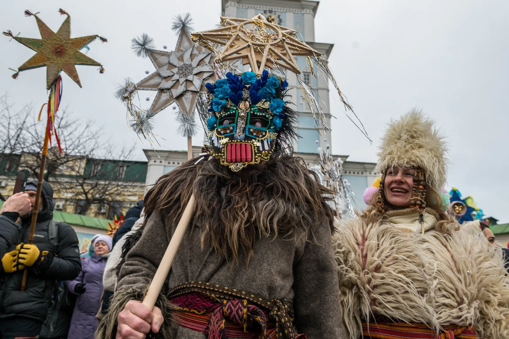 Tradycyjny marsz z gwiazdami bożonarodzeniowymi w Kijowie. Fot. PAP/Vladyslav Musiienko