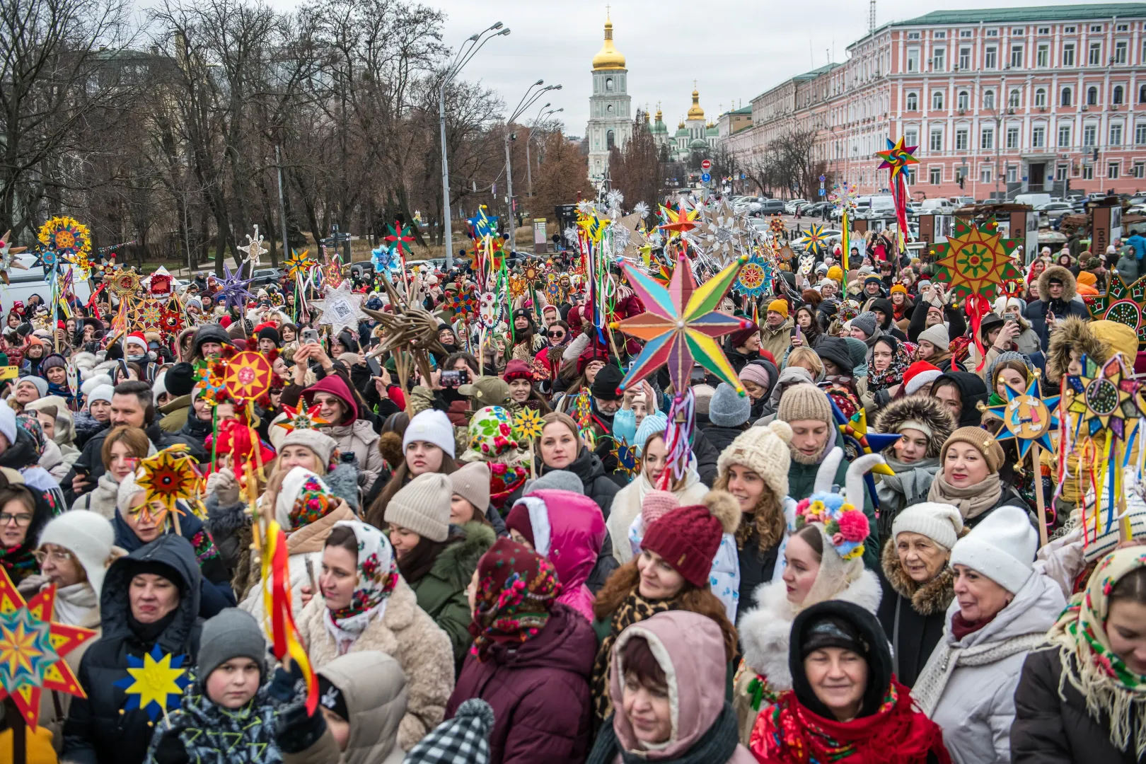 Tradycyjny marsz z gwiazdami bożonarodzeniowymi w Kijowie. Fot. PAP/Vladyslav Musiienko