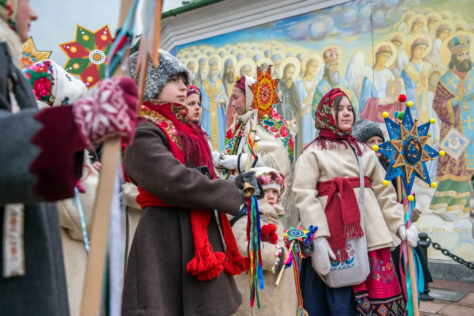 Tradycyjny marsz z gwiazdami bożonarodzeniowymi w Kijowie. Fot. PAP/Vladyslav Musiienko
