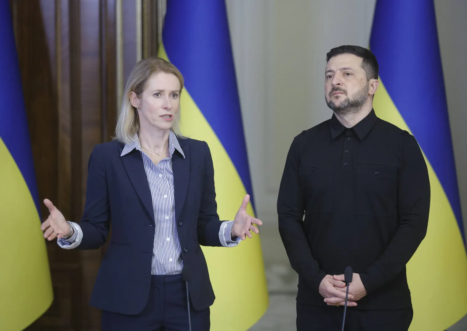 Kaja Kallas (L) i Wołodymyr Zełenski (P). Fot. EPA/SERGEY DOLZHENKO