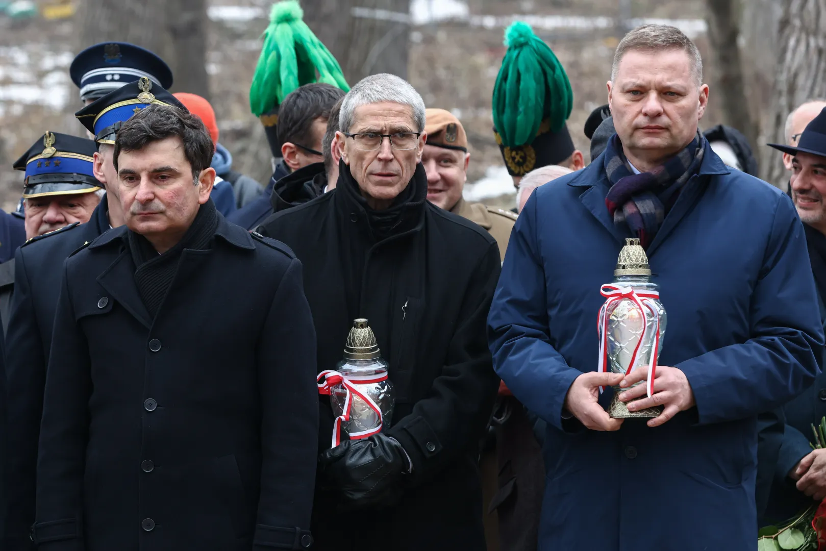 Wojewoda śląski Marek Wójcik (2L) podczas uroczystych obchodów 20. rocznicy katastrofy budowlanej na terenie Międzynarodowych Targów Katowickich, przed pomnikiem pamięci ofiar katastrofy MTK. Fot. PAP/Kasia Zaremba