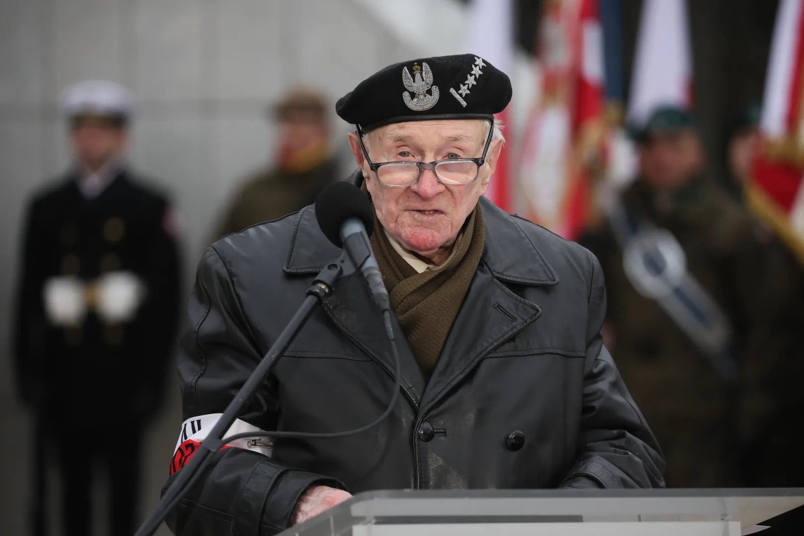 Prezes Światowego Związku Żołnierzy Armii Krajowej kpt. hm. Janusz Komorowski przemawia na uroczystym Apelu Pamięci przed Pomnikiem Polskiego Państwa Podziemnego i Armii Krajowej w Warszawie. Fot. PAP/Leszek Szymański