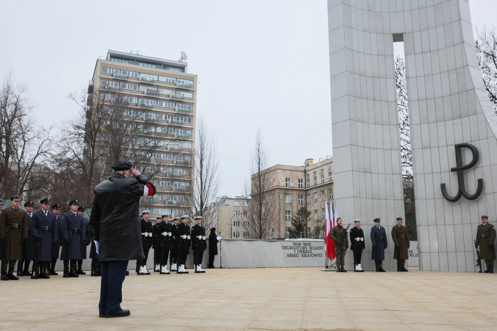  Prezes Światowego Związku Żołnierzy Armii Krajowej kpt. hm. Janusz Komorowski (C-L) na uroczystym Apelu Pamięci przed Pomnikiem Polskiego Państwa Podziemnego i Armii Krajowej w Warszawie, 14 bm. Trwają obchody Narodowego Dnia Pamięci Żołnierzy Armii Krajowej. Fot. PAP/Leszek Szymański
