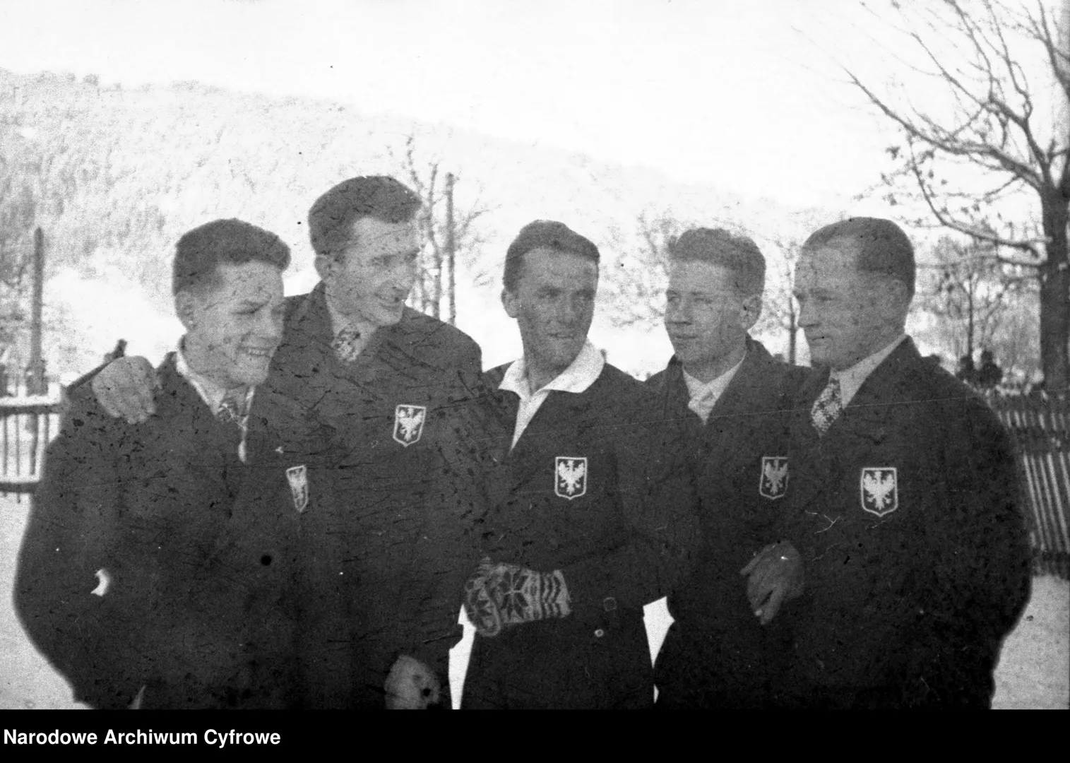 Narciarze wytypowani na olimpiadę w Lake Placid. Stoją od lewej: Andrzej Marusarz, Stanisław Skupień, Bronisław Czech, Stanisław Marusarz i Zdzisławe Motyka. Źródło: Narodowe Archiwum Cyfrowe