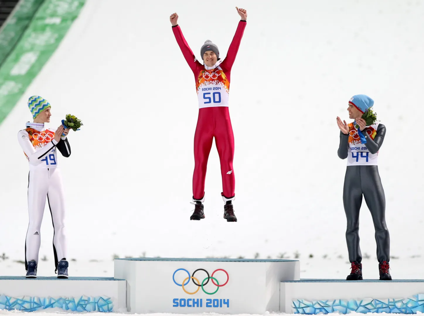 Soczi, Rosja, 09.02.2014. Zimowe Igrzyska Olimpijskie - Soczi 2014. Kamil Stoch (C) podczas konkursu skoków na średniej skoczni, 09 bm. Polak zdobył złoty medal. (obm) PAP/Grzegorz Momot
