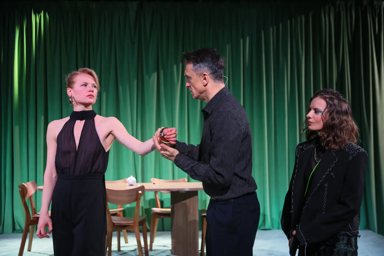 Aktorzy: Weronika Humaj (P), Michał Czernecki (C) i Wiktoria Gorodecka (L) podczas próby medialnej spektaklu "Facet z papieru" w reżyserii Leny Frankiewicz w Teatrze Garnizon Sztuki w Warszawie. Fot. PAP/Leszek Szymański