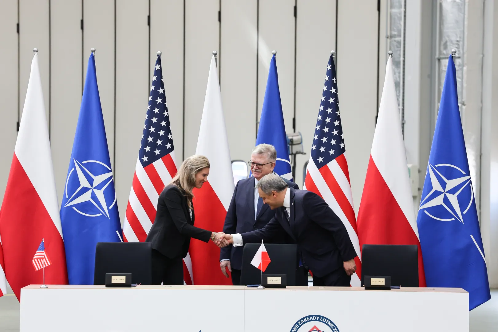 Prezes WZL 1 dr inż. Jacek Goszczyński (C), członek zarządu WZL 1 Tomasz Prządka (P) oraz wiceprezes Lockheed Martin's Missiles and Fire Control Division Stacy Kubicek (L) na uroczystości zawarcia umów offsetowych między Wojskowymi Zakładami Lotniczymi nr 1 S.A. a Lockheed Martin Fot. PAP/Marian Zubrzycki