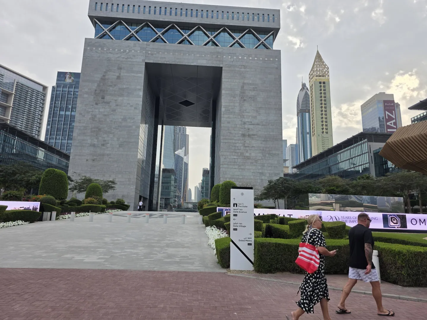 Ludzie spacerujący w Dubaju. Fot. EPA/STRINGER