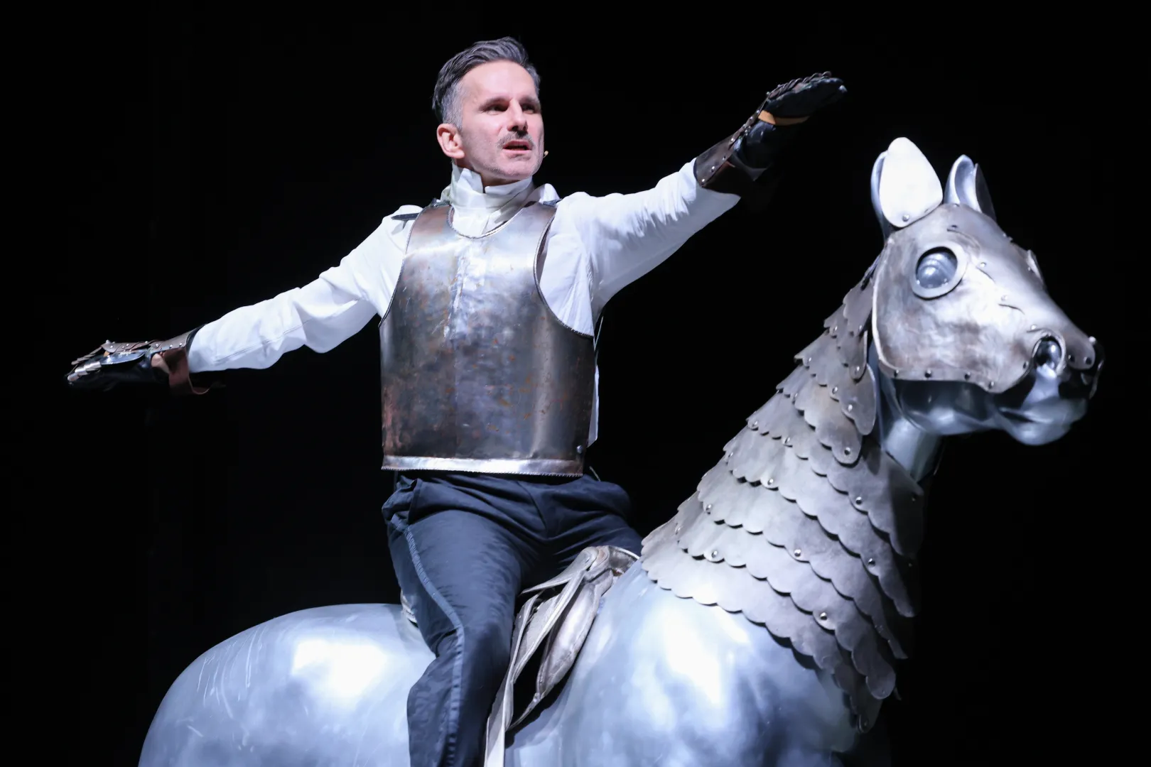 Aktor Marcin Bosak podczas pokazu medialnego spektaklu „Lalka” w reż. Mikity Iłynczyka. Fot. PAP/Rafał Guz