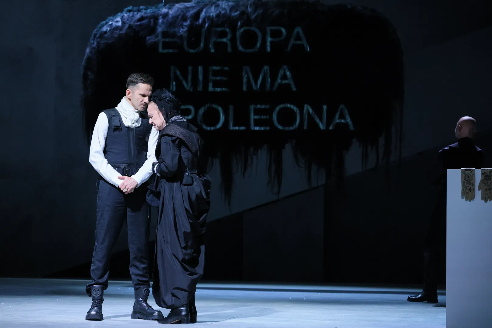 Aktorzy Marcin Bosak (L) i Małgorzata Niemirska (P) podczas pokazu medialnego spektaklu „Lalka” w reż. Mikity Iłynczyka. Fot. PAP/Rafał Guz