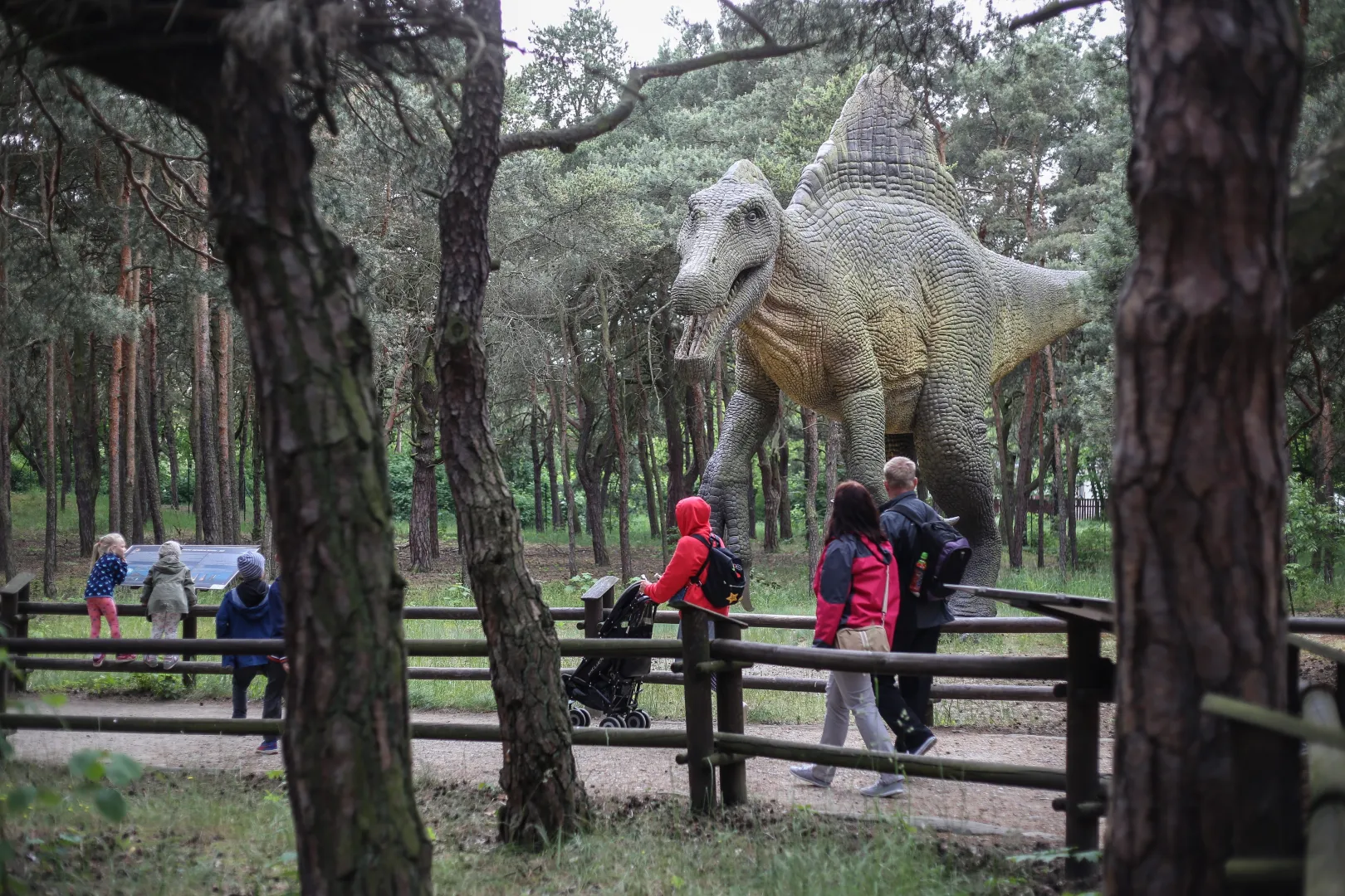 JuraPark Solec - park tematyczny poświęcony dinozaurom. Fot. PAP/Rafał Guz