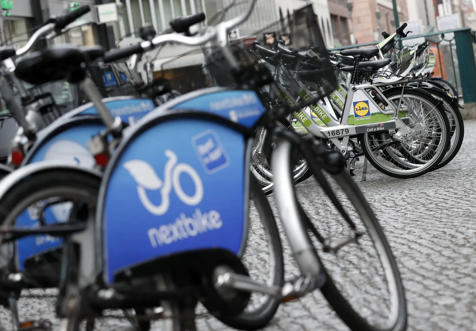 Rowery miejskie w centrum Berlina. Fot. EPA/FELIPE TRUEBA