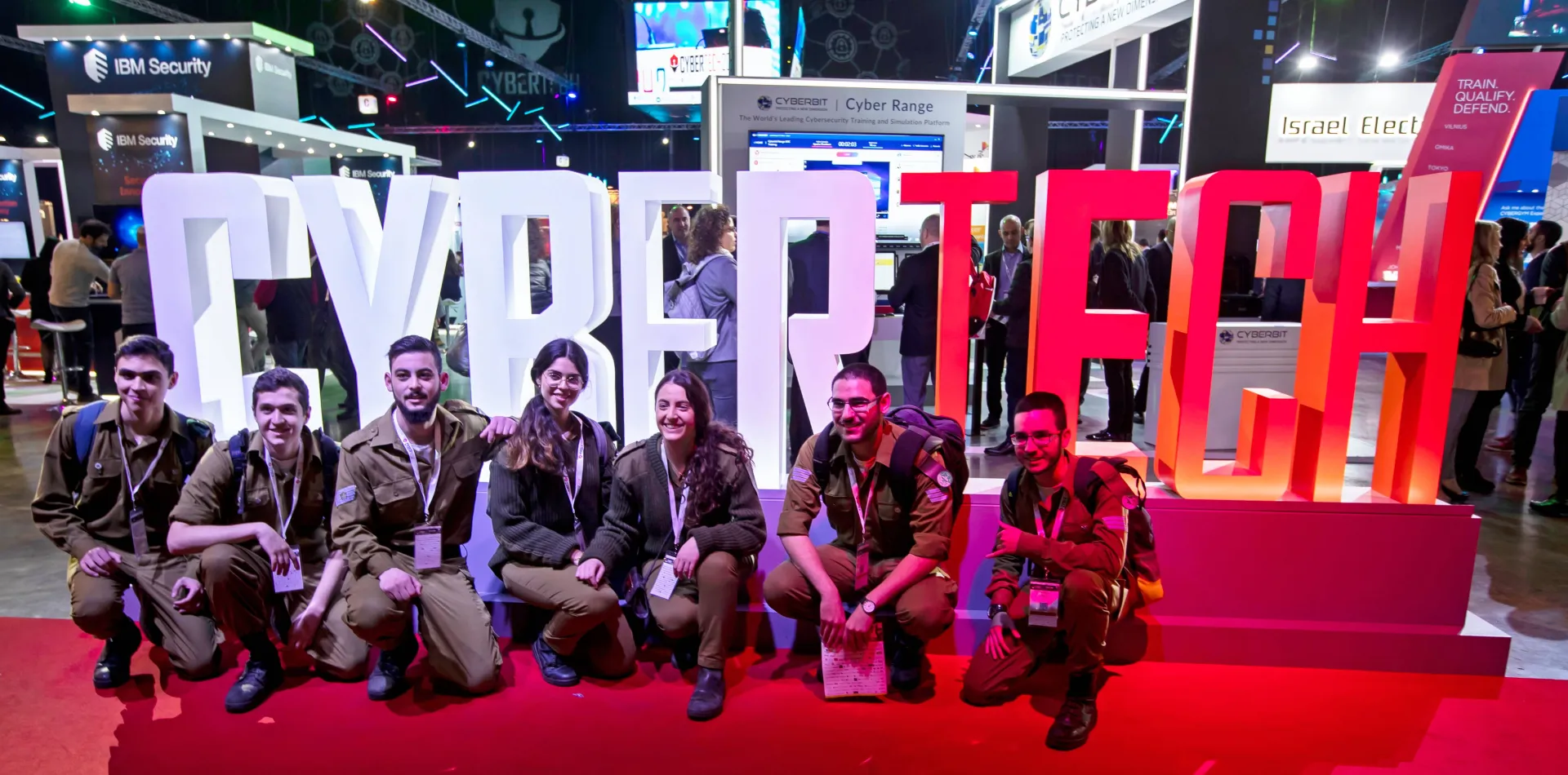 Izraelscy żołnierze na konferencji Cybertech w Tel Awiwie w 2019 r. Fot. EPA/JIM HOLLANDER