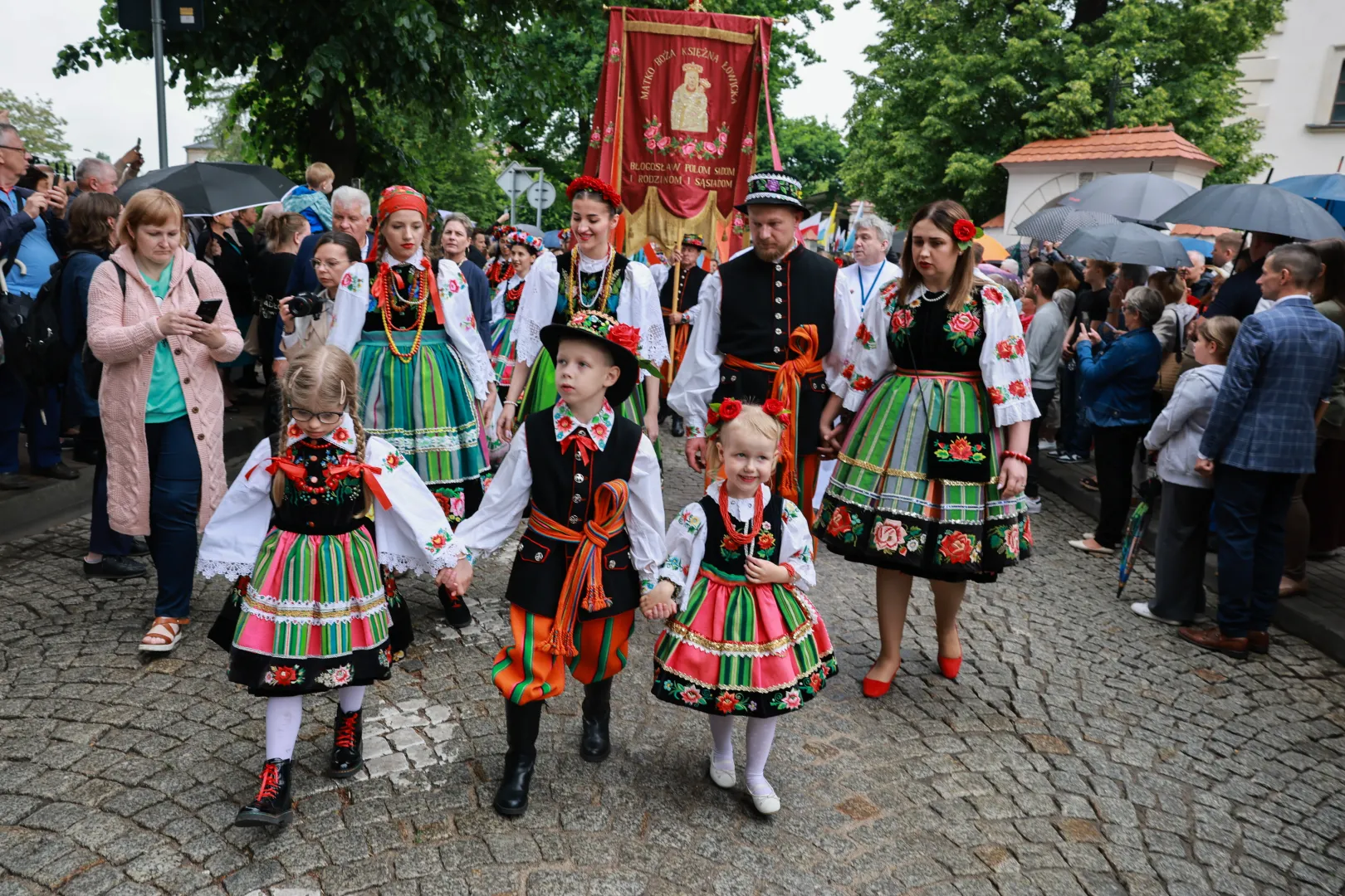 Procesja Bożego Ciała w Łowiczu. Fot. PAP/Marian Zubrzycki