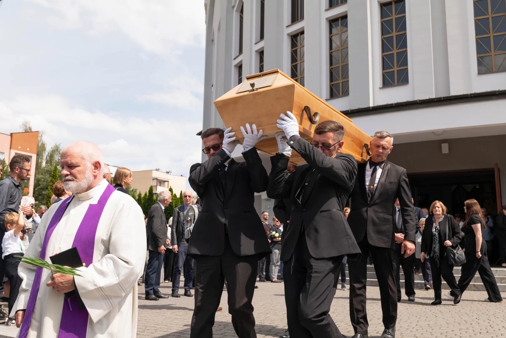 Uroczystości pogrzebowe byłego rektora Katolickiego Uniwersytetu Lubelskiego ks. prof. Andrzeja Szostka na cmentarzu przy ul. Unickiej w Lublinie. Fot. PAP/Karol Zienkiewicz