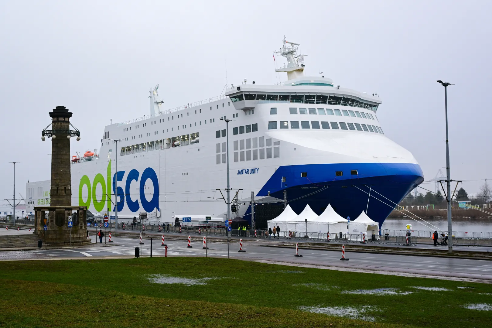 Chrzest i zwiedzanie promu Jantar Unity. Fot. PAP/Marcin Bielecki