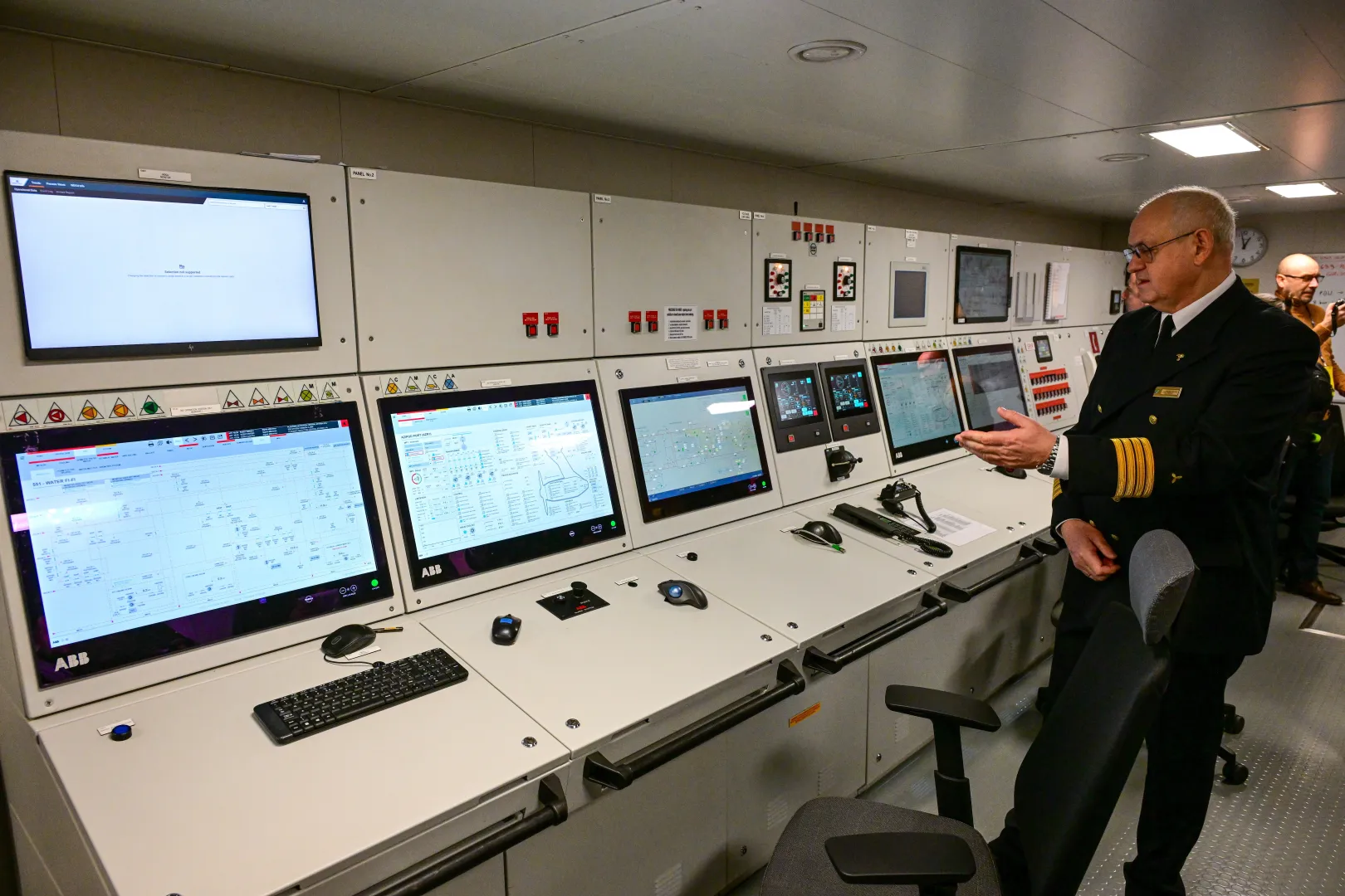 Chrzest i zwiedzanie promu Jantar Unity. Fot. PAP/Marcin Bielecki