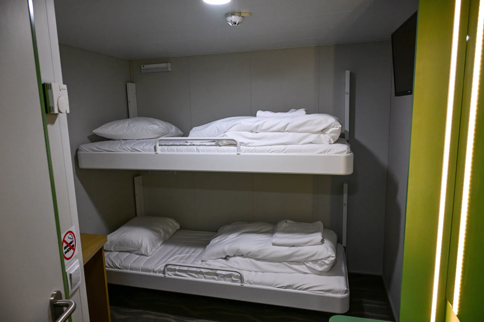 Chrzest i zwiedzanie promu Jantar Unity. Fot. PAP/Marcin Bielecki