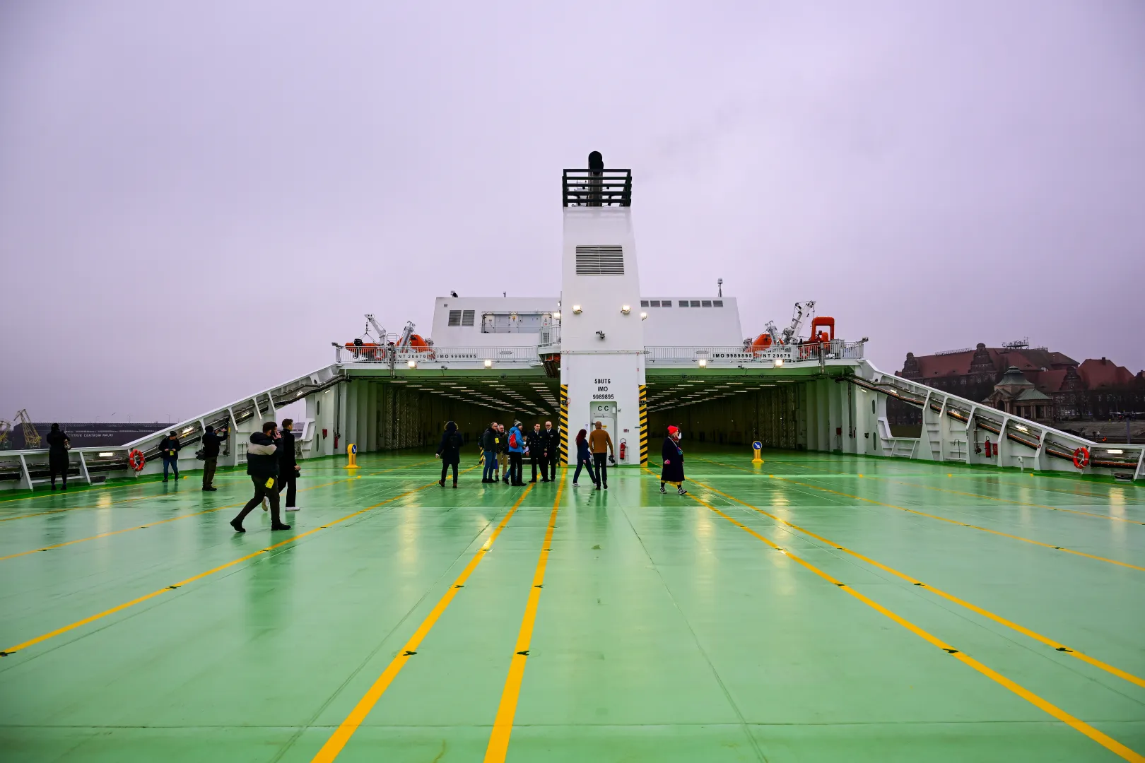 Chrzest i zwiedzanie promu Jantar Unity. Fot. PAP/Marcin Bielecki