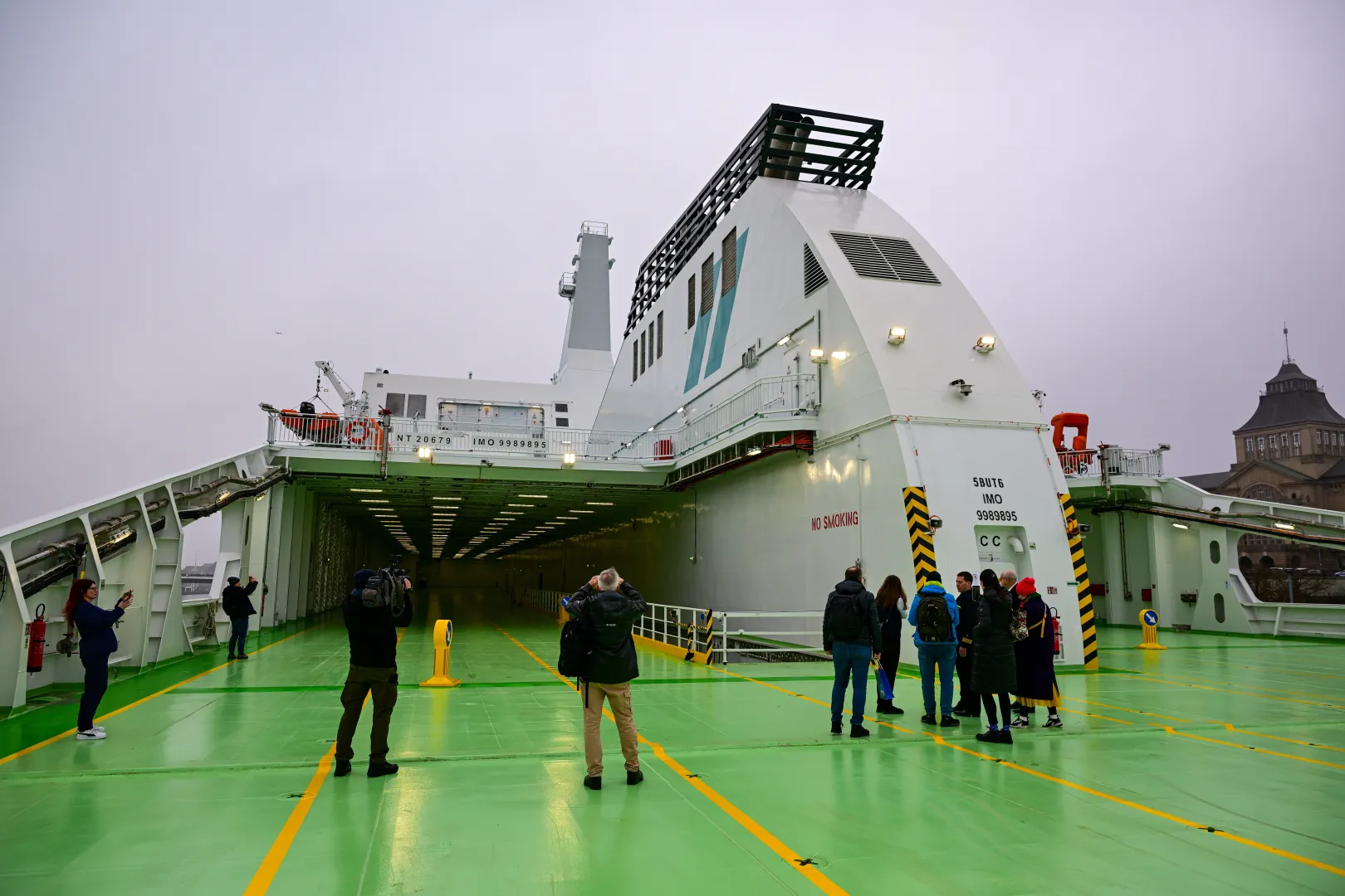 Chrzest i zwiedzanie promu Jantar Unity. Fot. PAP/Marcin Bielecki