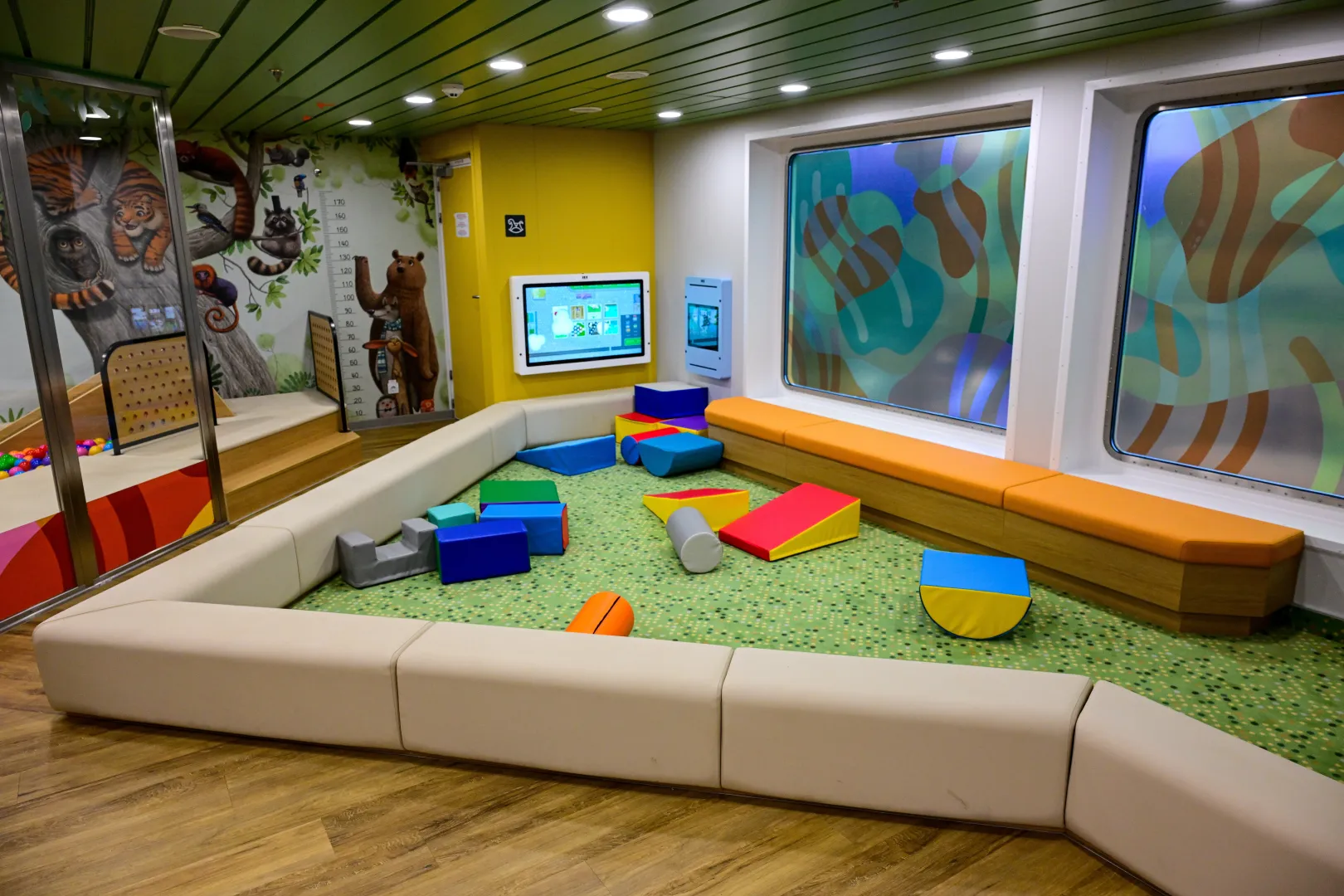 Chrzest i zwiedzanie promu Jantar Unity. Fot. PAP/Marcin Bielecki