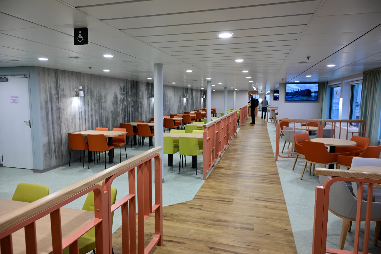 Chrzest i zwiedzanie promu Jantar Unity. Fot. PAP/Marcin Bielecki