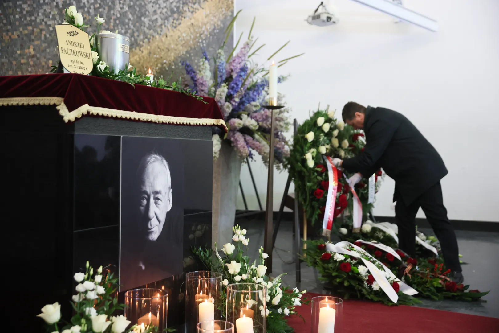 Uroczystości pogrzebowe historyka, naukowca, wykładowcy akademickiego i alpinisty, profesora nauk humanistycznych Andrzeja Paczkowskiego na Cmentarzu Wojskowym na Powązkach w Warszawie. Fot. PAP/Leszek Szymański