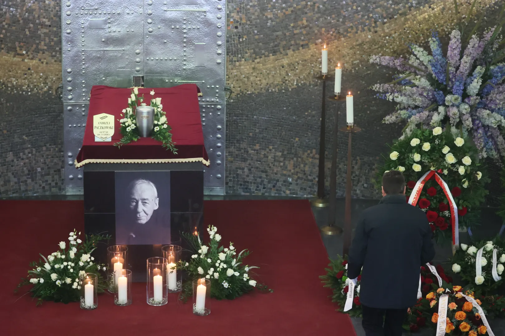 Uroczystości pogrzebowe historyka, naukowca, wykładowcy akademickiego i alpinisty, profesora nauk humanistycznych Andrzeja Paczkowskiego na Cmentarzu Wojskowym na Powązkach w Warszawie. Fot. PAP/Leszek Szymański