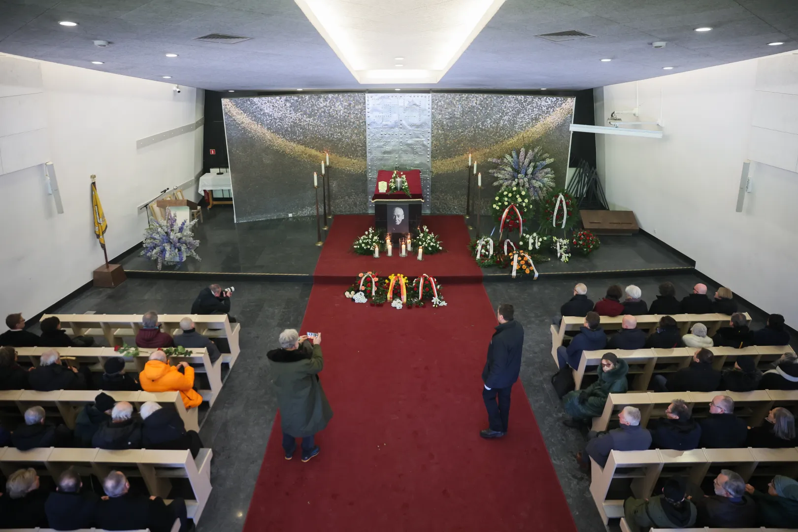 Uroczystości pogrzebowe historyka, naukowca, wykładowcy akademickiego i alpinisty, profesora nauk humanistycznych Andrzeja Paczkowskiego na Cmentarzu Wojskowym na Powązkach w Warszawie. Fot. PAP/Leszek Szymański