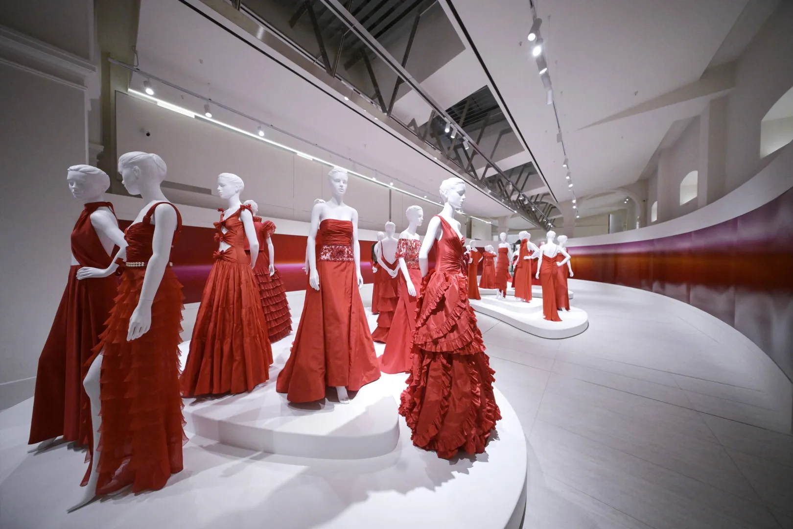 Wystawa Orizzonti - Rosso (Horyzonty - Czerwone) w PM23 Fundacji Valentino Garavaniego i Giancarlo Giammettiego w Rzymie. Fot. EPA/RICCARDO ANTIMIANI