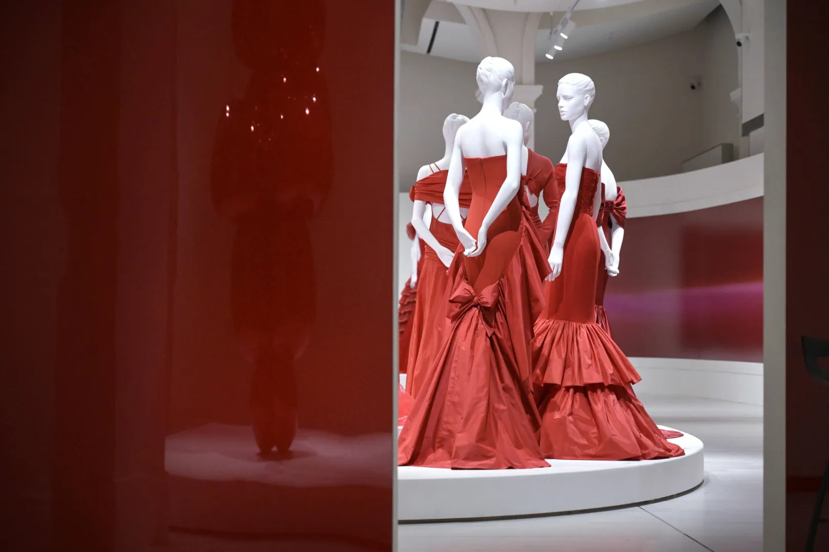 Wystawa Orizzonti - Rosso (Horyzonty - Czerwone) w PM23 Fundacji Valentino Garavaniego i Giancarlo Giammettiego w Rzymie. Fot. EPA/RICCARDO ANTIMIANI