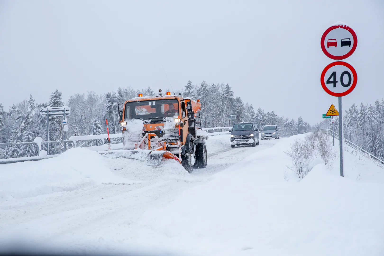 Odśnieżanie drogi w woj. warmińsko-mazurskim Fot. PAP/Tomasz Waszczuk