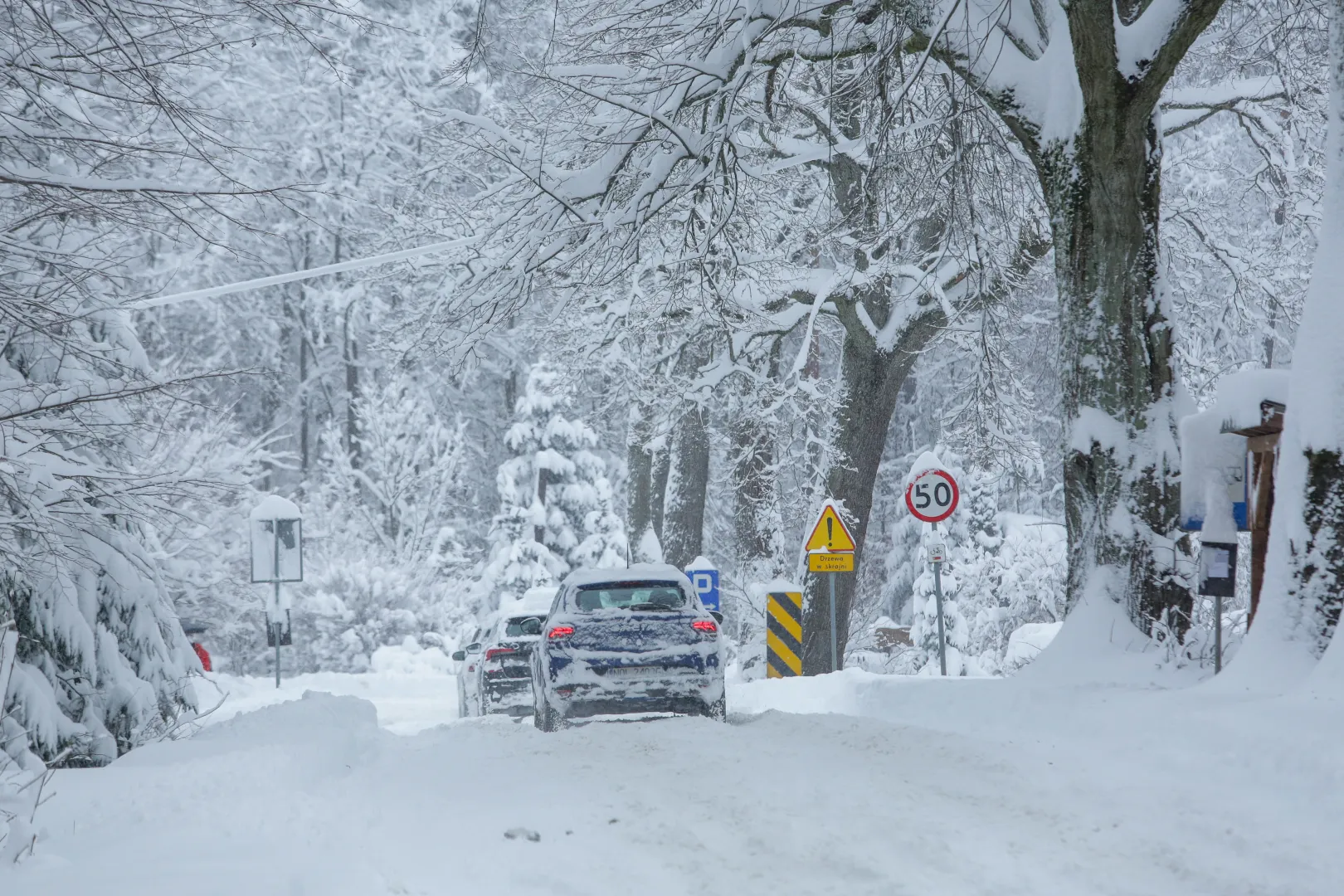 Zasypane drogi w woj. warmińsko-mazurskim Fot. PAP/Tomasz Waszczuk