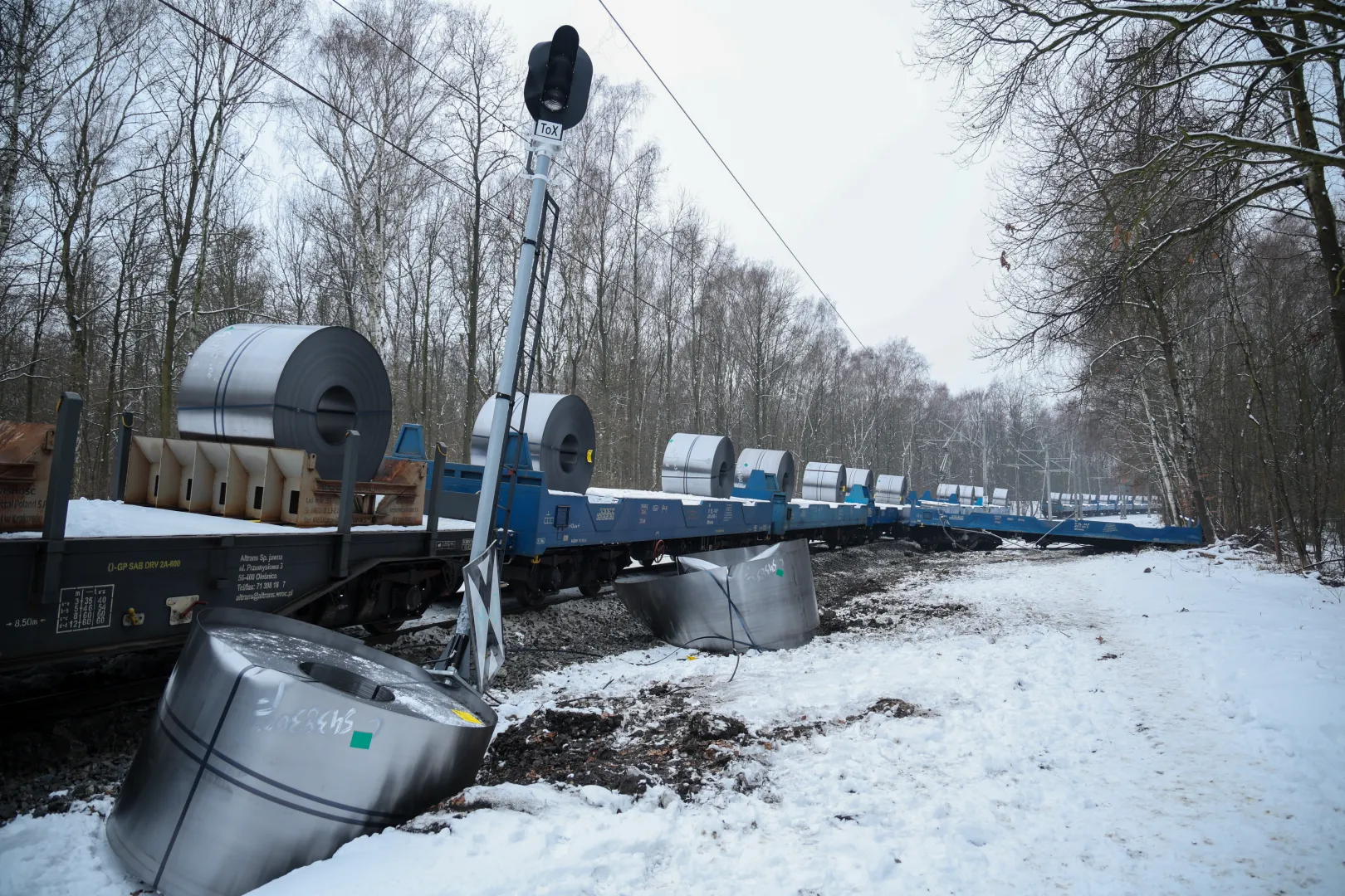Miejsce wykolejenia wagonu pociągu towarowego. Fot. PAP/Art Service