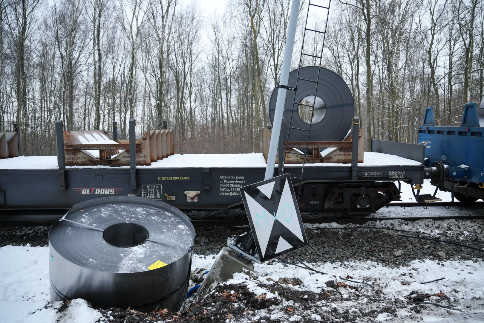 Miejsce wykolejenia wagonu pociągu towarowego. Fot. PAP/Art Service