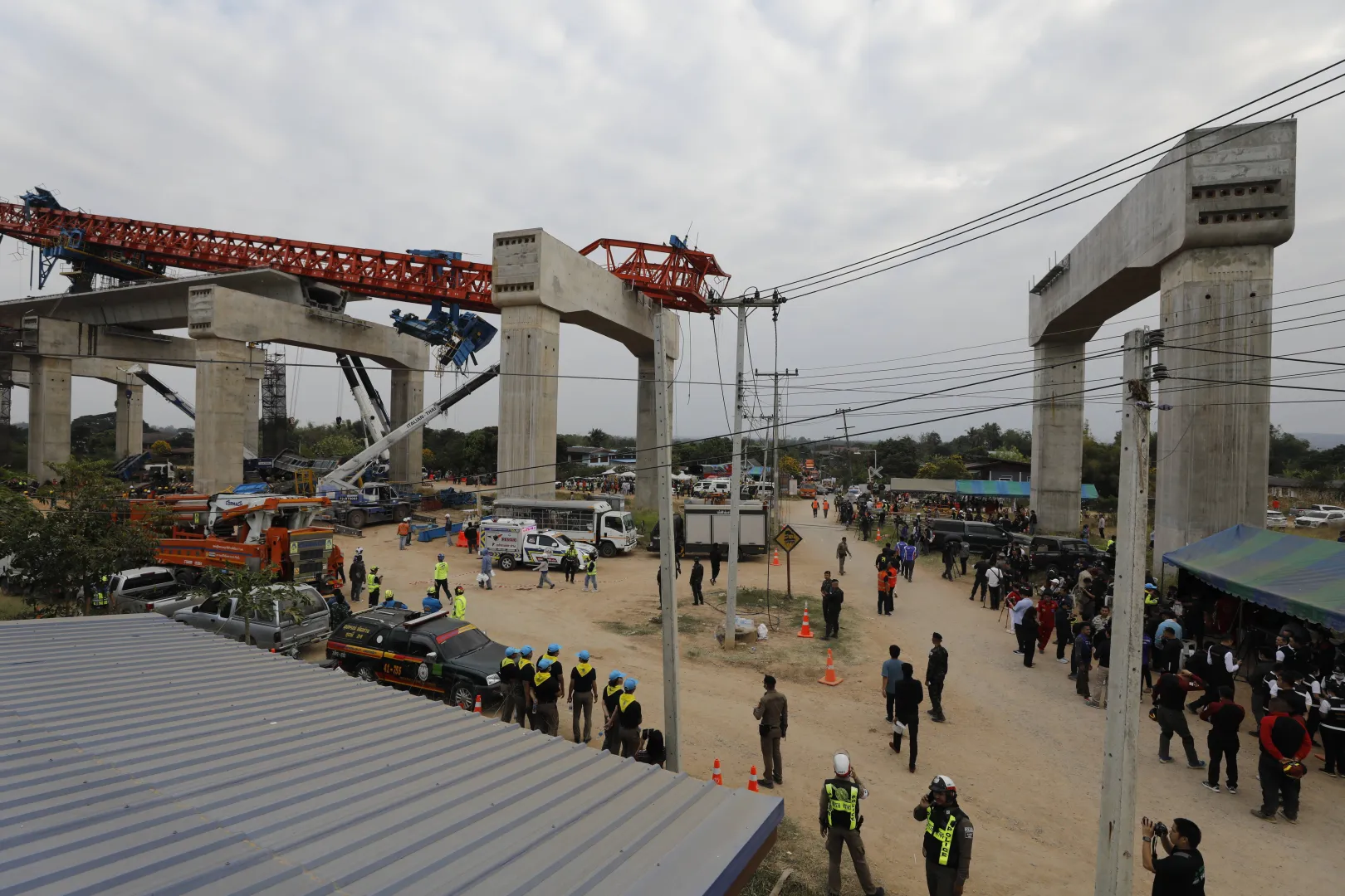Miejsce wypadku kolejowego w Tajlandii. Fot. PAP/EPA/NARONG SANGNAK