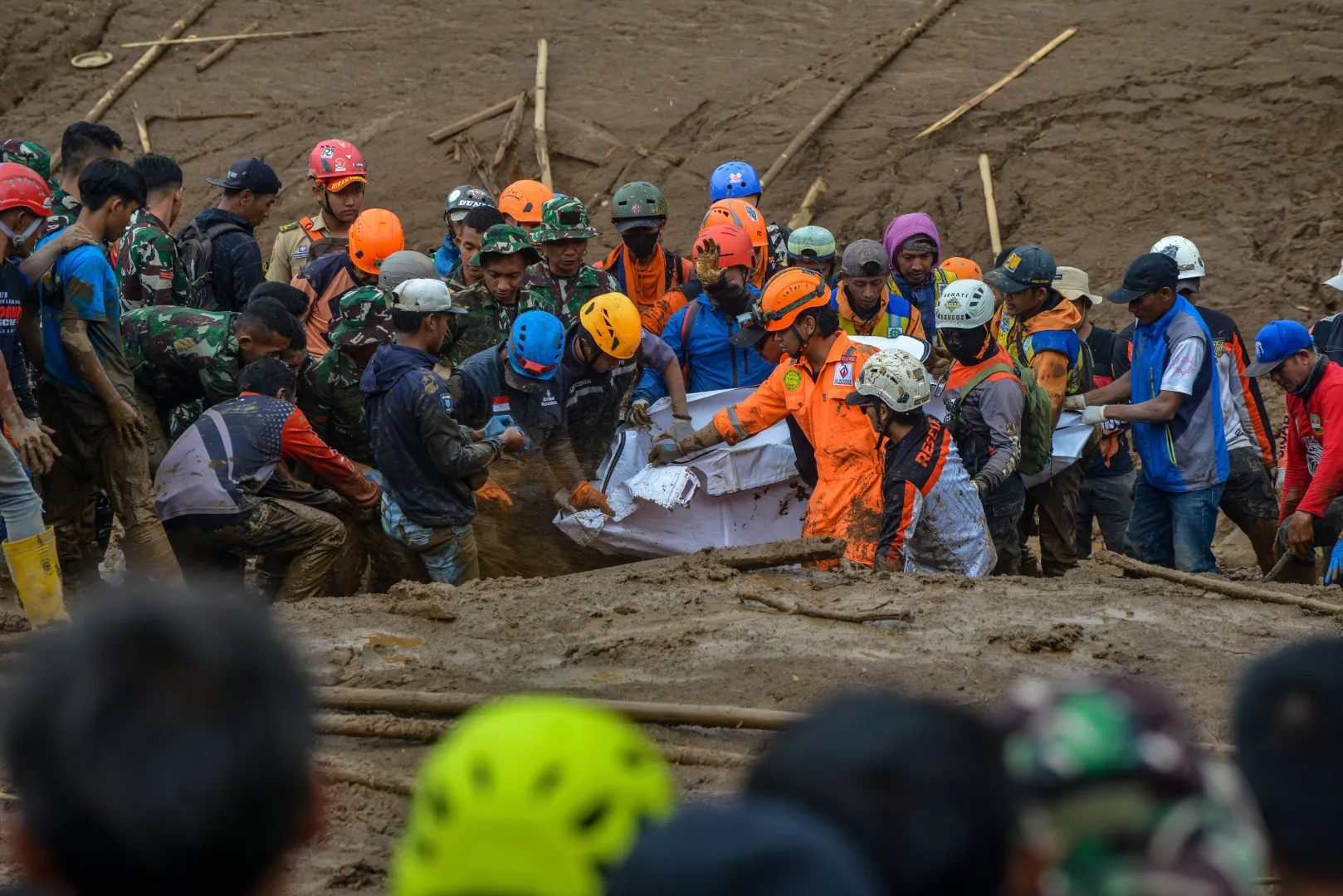 Ratownicy na miejscu osuwiska na wyspie Jawa. Fot. PAP/EPA/KHAIRIZAL MARIS