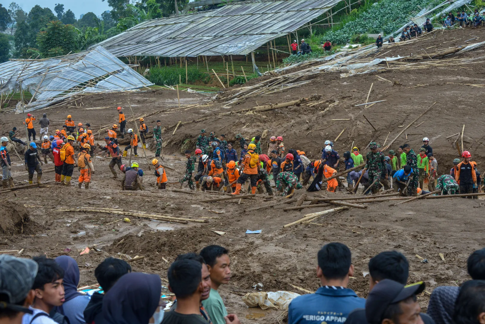 Ratownicy na miejscu osuwiska na wyspie Jawa. Fot. PAP/EPA/KHAIRIZAL MARIS