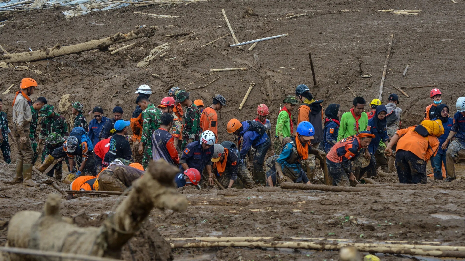 Ratownicy na miejscu osuwiska na wyspie Jawa. Fot. PAP/EPA/KHAIRIZAL MARIS