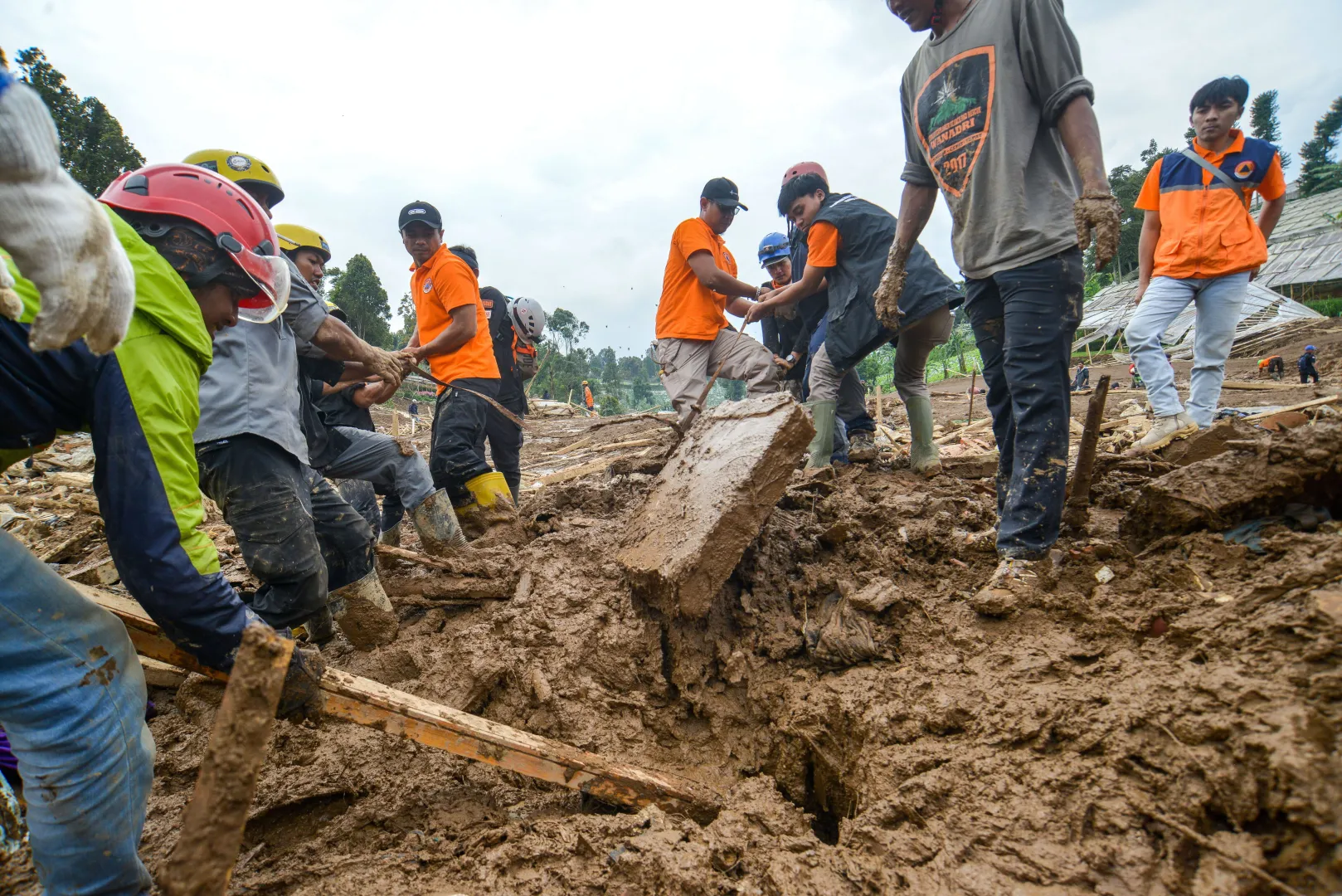 Ratownicy na miejscu osuwiska na wyspie Jawa. Fot. PAP/EPA/KHAIRIZAL MARIS