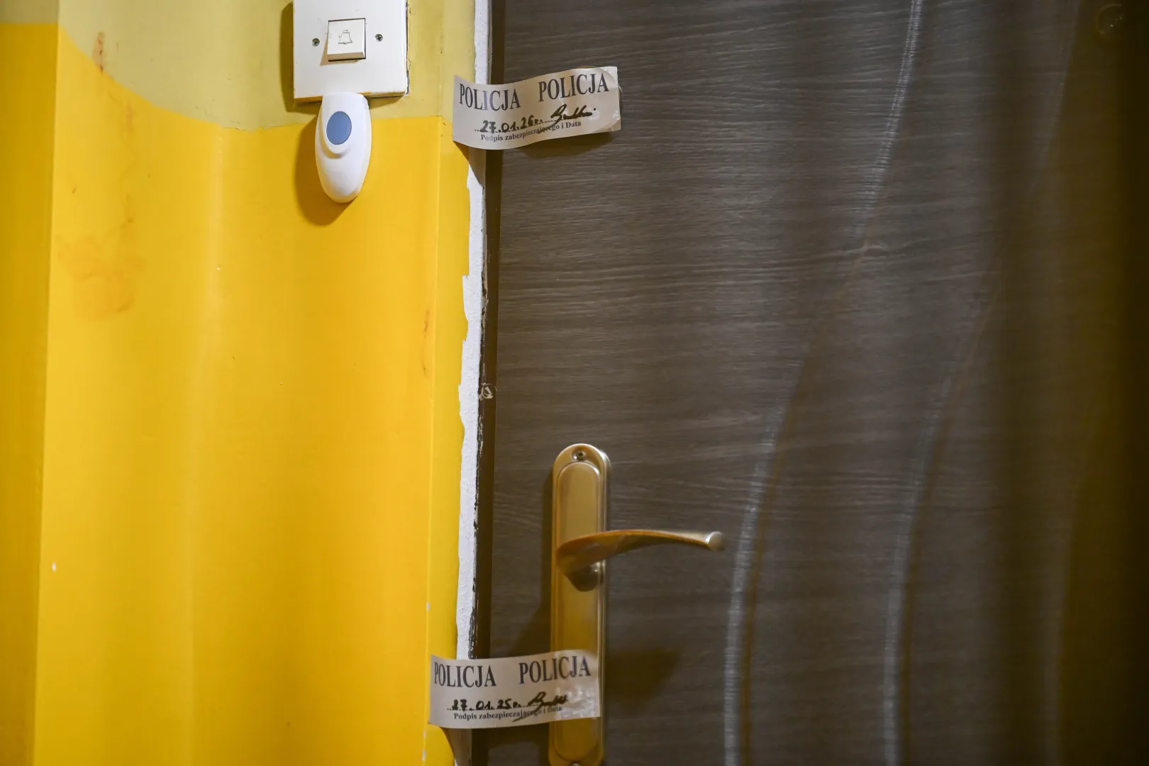 Drzwi do mieszkania w Ustce, w którym doszło do zabójstwa, 44-letni funkcjonariusz SOP ranił nożem pięcioro członków swojej rodziny oraz siebie. W wyniku obrażeń zmarła 4-letnia dziewczynka. Fot. PAP/Piotr Kowala