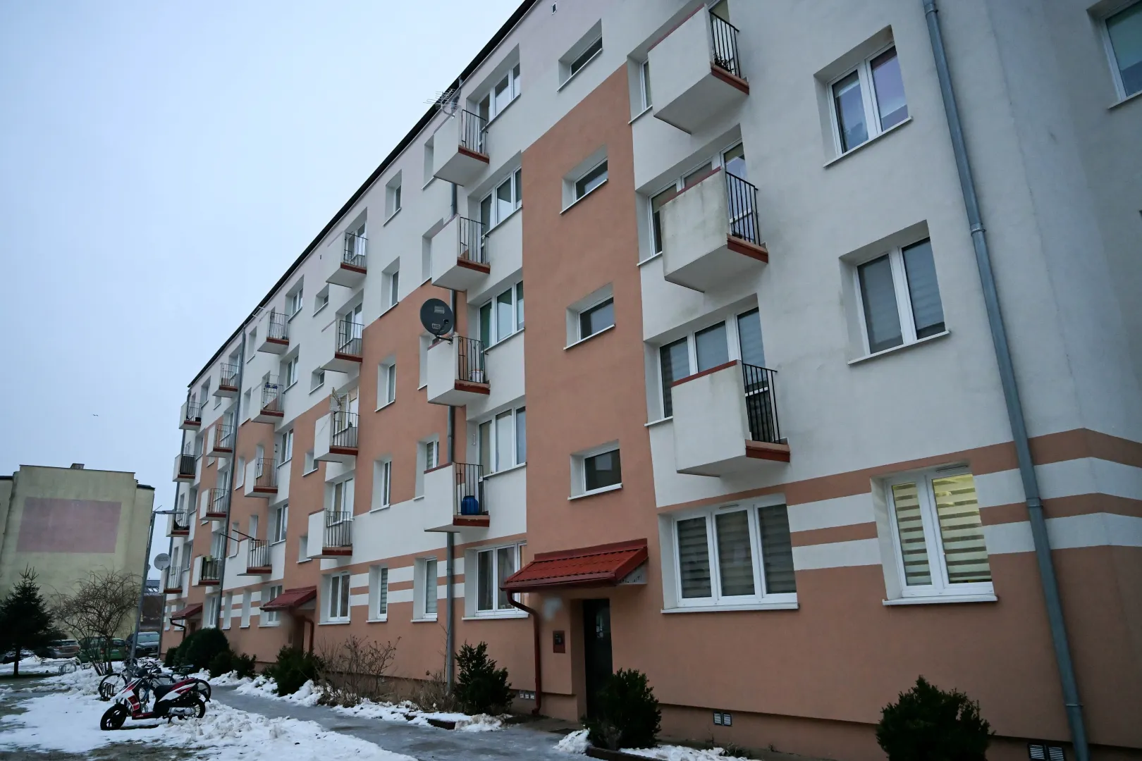 Budynek mieszkalny w Ustce, w którym doszło do zabójstwa, 44-letni funkcjonariusz SOP ranił nożem pięcioro członków swojej rodziny oraz siebie. W wyniku obrażeń zmarła 4-letnia dziewczynka. Fot. PAP/Piotr Kowala