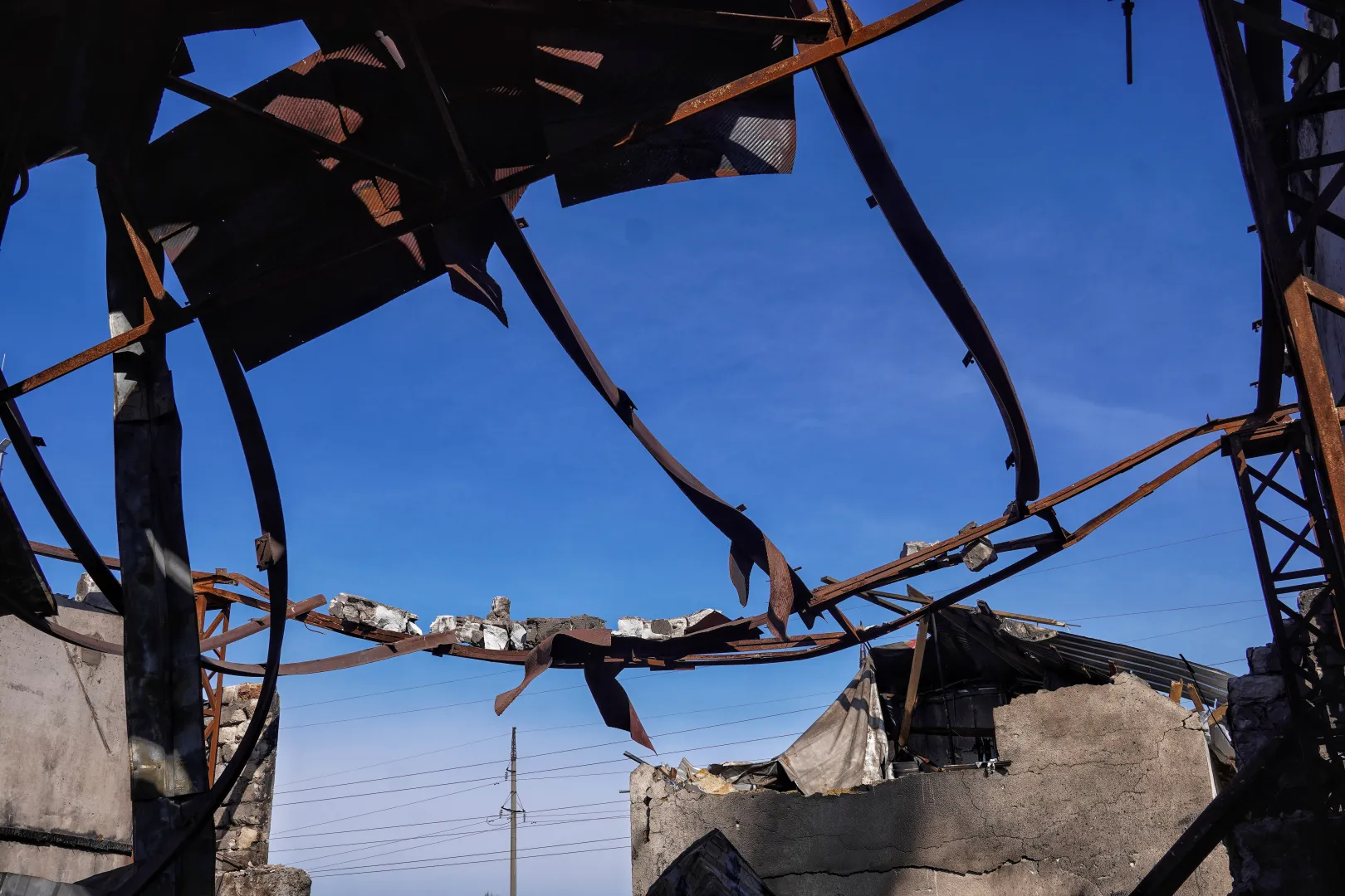 Zniszczenia po rosyjskim ataku dronowym na Czarnomorsk w obwodzie odeskim. Fot. PAP/Alena Solomonova