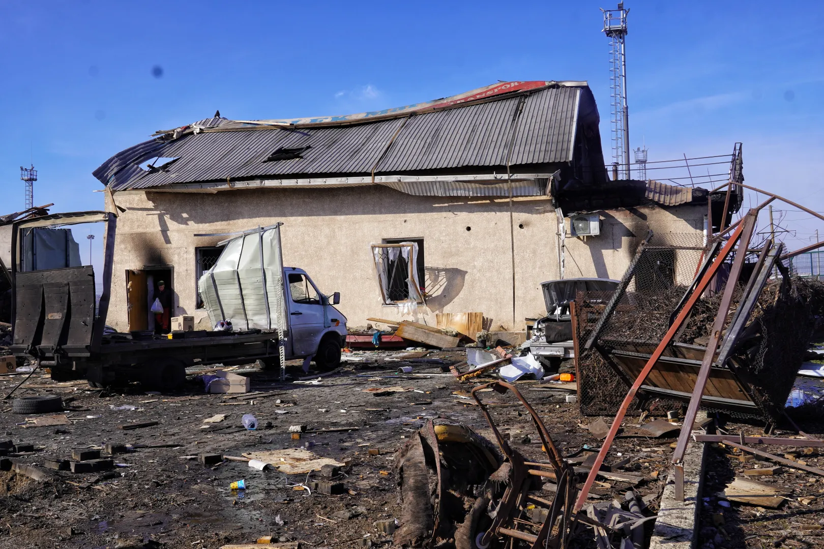Zniszczenia po rosyjskim ataku dronowym na Czarnomorsk w obwodzie odeskim. Fot. PAP/Alena Solomonova