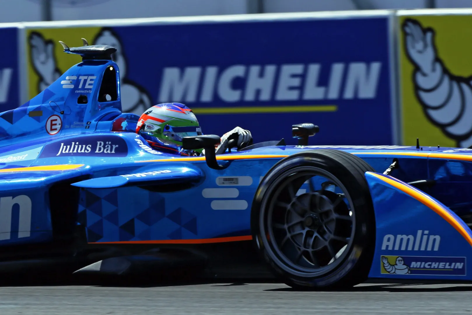 Simona de Silvestro z zespołu Andretti prowadzi swój samochód elektryczny podczas Formuły E ePrix Meksyku na torze Autodromo Hermanos Rodriguez w mieście Meksyk, 12 marca 2016 r. Fot. PAP/EPA/JOSE MENDEZ