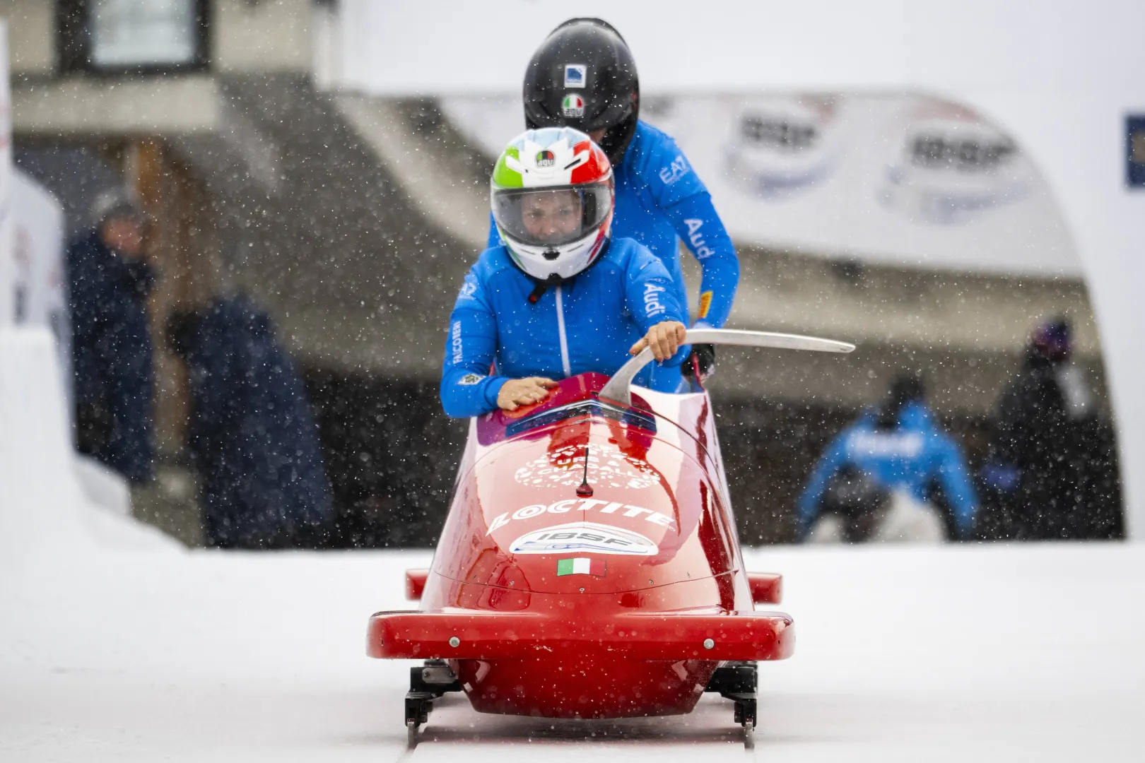 Simona de Silvestro i Martina Favaretto w akcji podczas Pucharu Świata w bobslejach 2 kobiet w St. Moritz w Szwajcarii, 11 stycznia 2026 r. Fot. PAP/EPA/MAYK WENDT