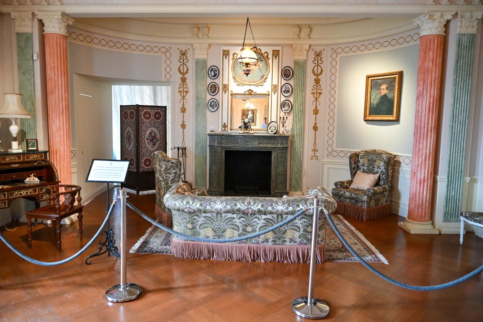 Portret hrabiego Aleksandra von Hochberga w Apartamentach Księżnej Daisy w Zamku Książ w Wałbrzychu. Fot. PAP/Maciej Kulczyński